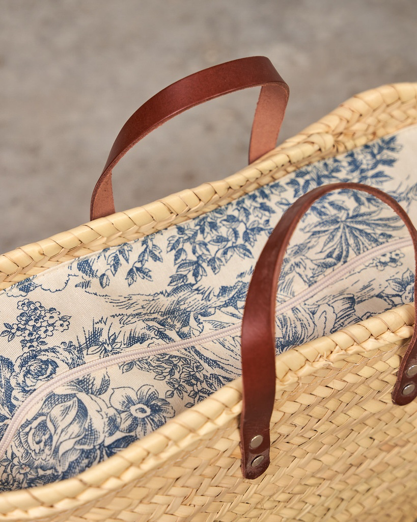 cesta hecha de rafia natural