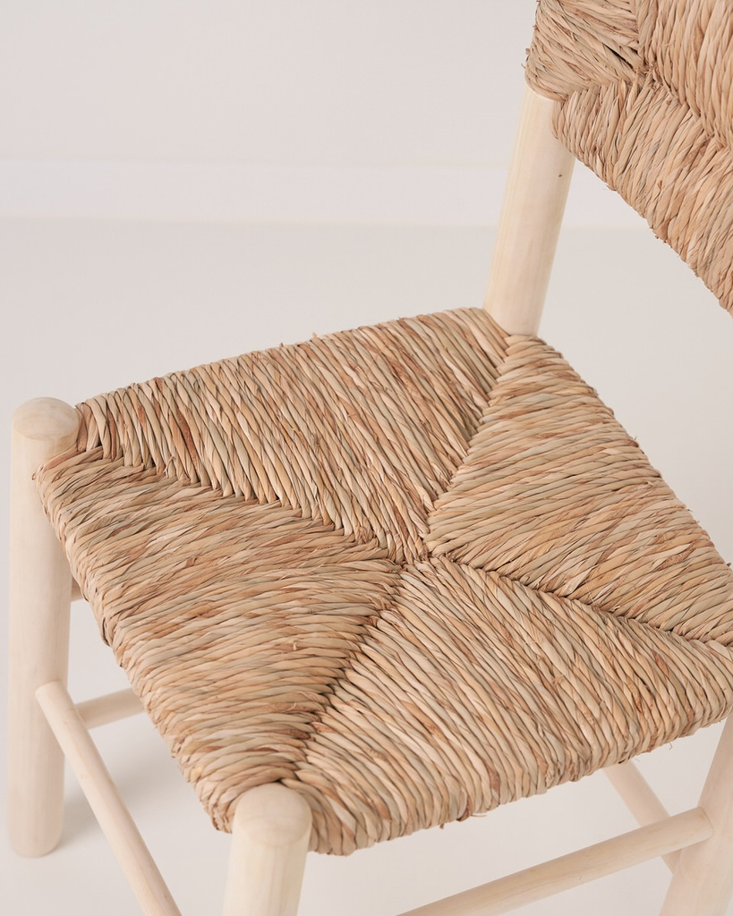 silla hecha con rafia natural